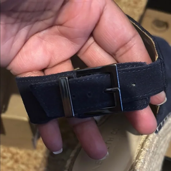 Kenneth Cole Navy Wedge Sandals. Size 7.5 preloved - Picture 15 of 16